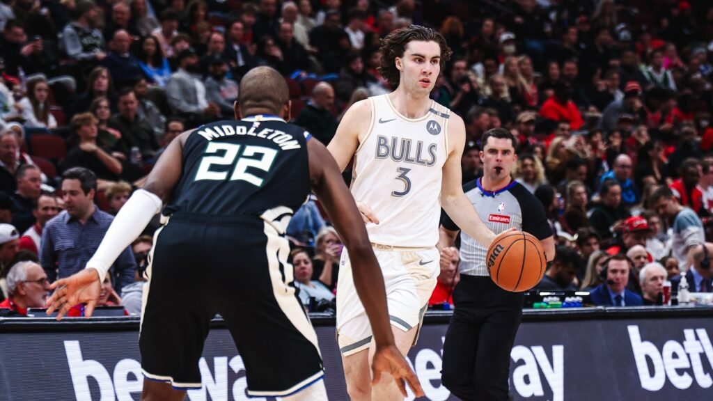 Josh Giddey's triple-double helps lift Bulls over Bucks