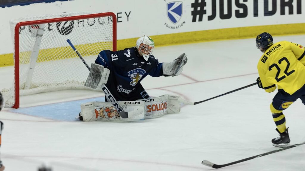 Finland Shocks Sweden to Advance to WJC Finals Finland Shocks Sweden to Advance to WJC Finals
