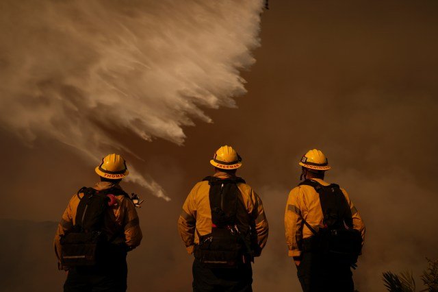 Crews attempt to contain Palisades Fire as gusty winds set to return