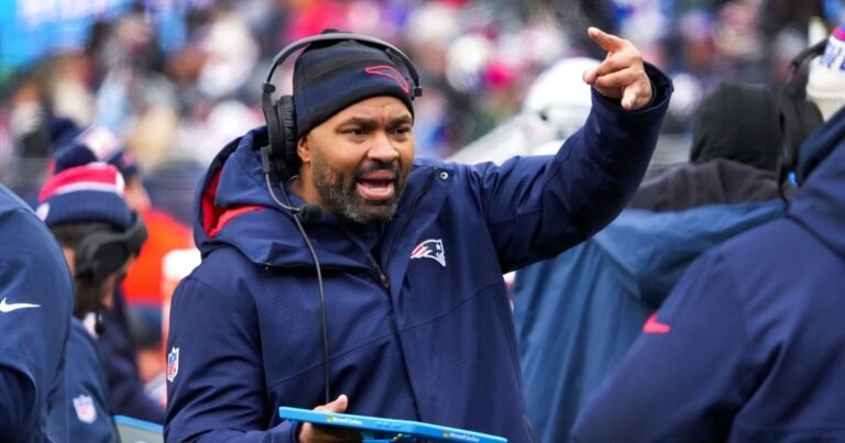 Jerod Mayo reportedly played cards with players on plane after Patriots’ embarrassing loss to Cardinals