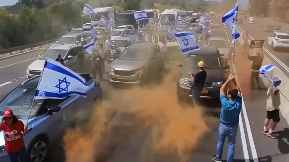 Israeli protesters block highway as lawmakers discuss judicial law Israeli protesters block highway as lawmakers discuss judicial law