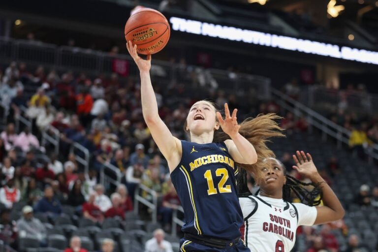 Two Michigan basketball players earn prestigious invitations on same day